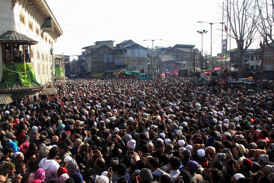 Devotes throng Khanyar Dastgeer Sahab’s shrine